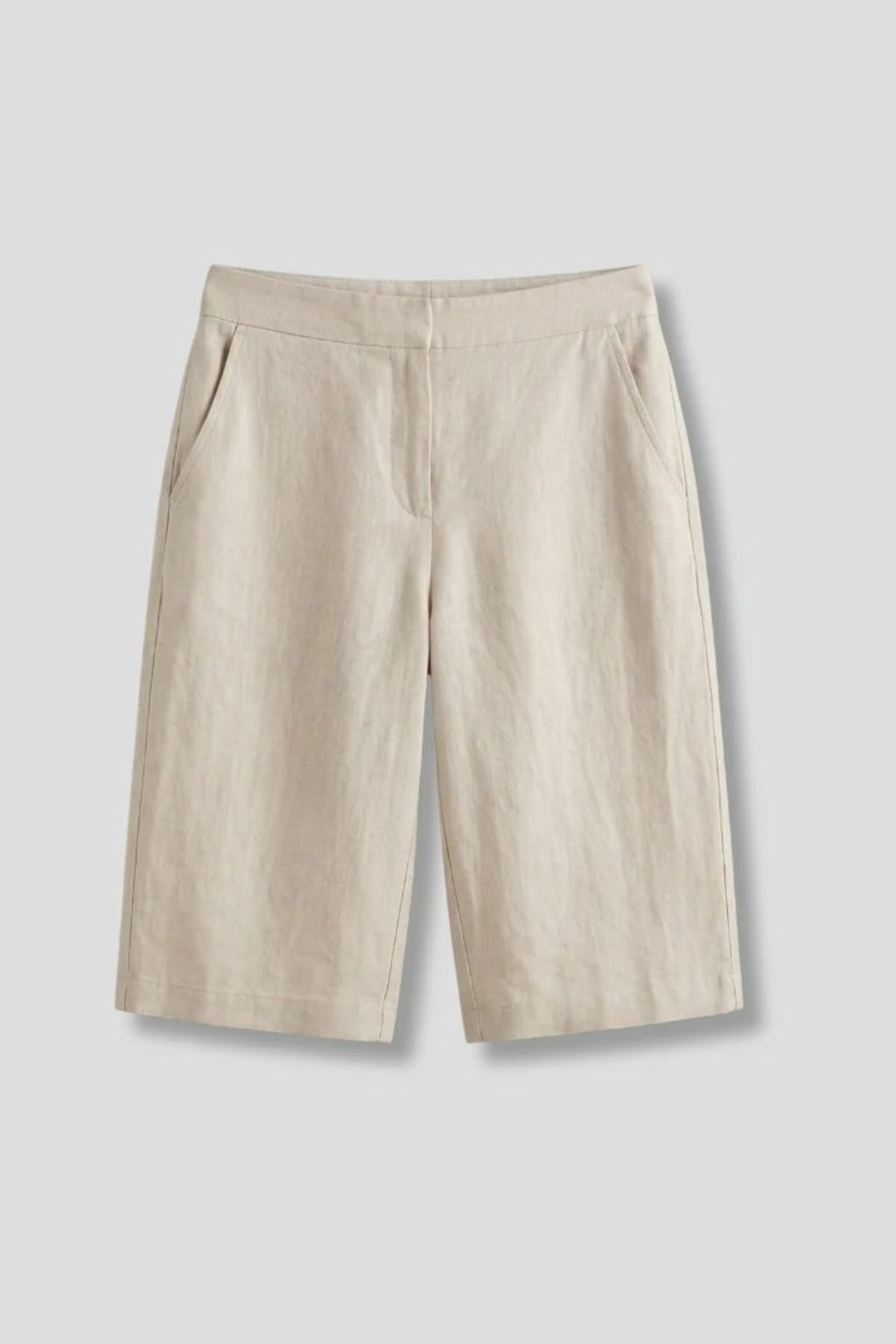 High-waisted shorts with elastic waistband and side pockets.