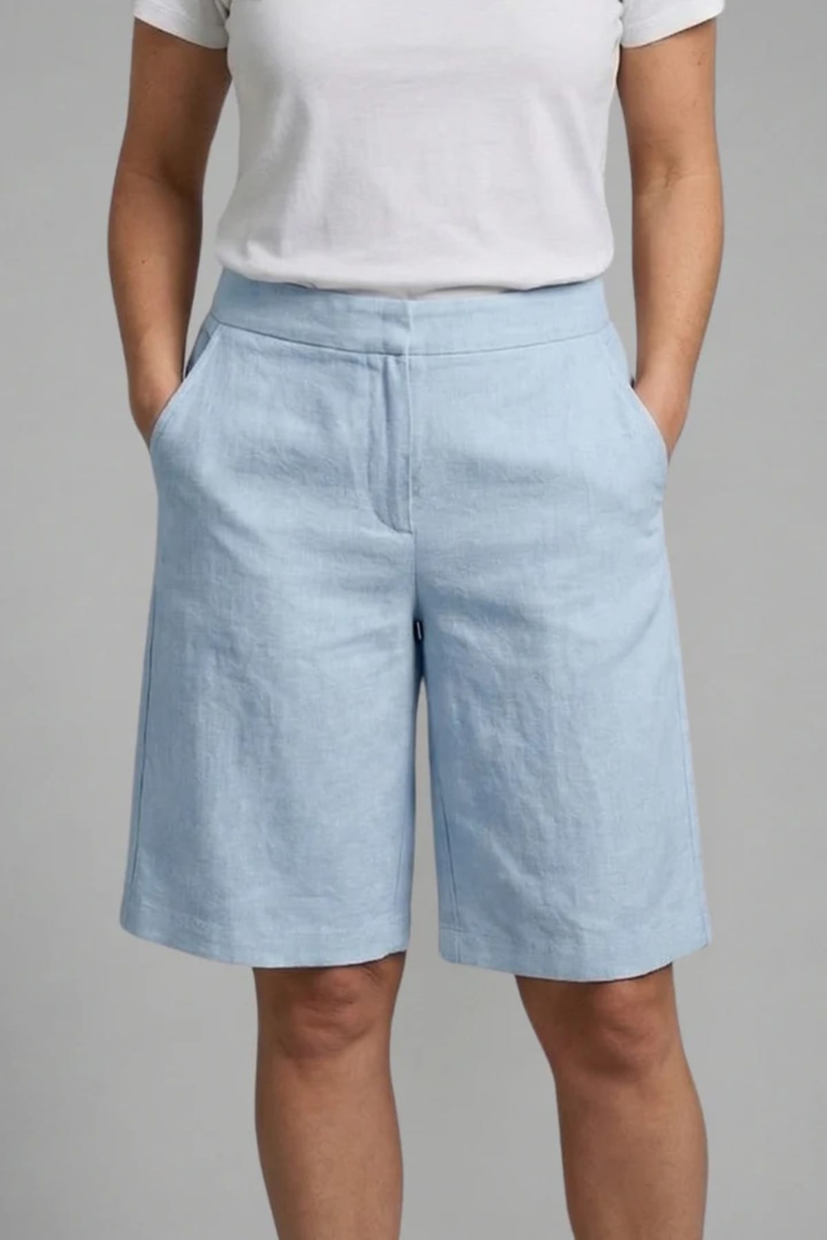 High-waisted shorts with elastic waistband and side pockets.