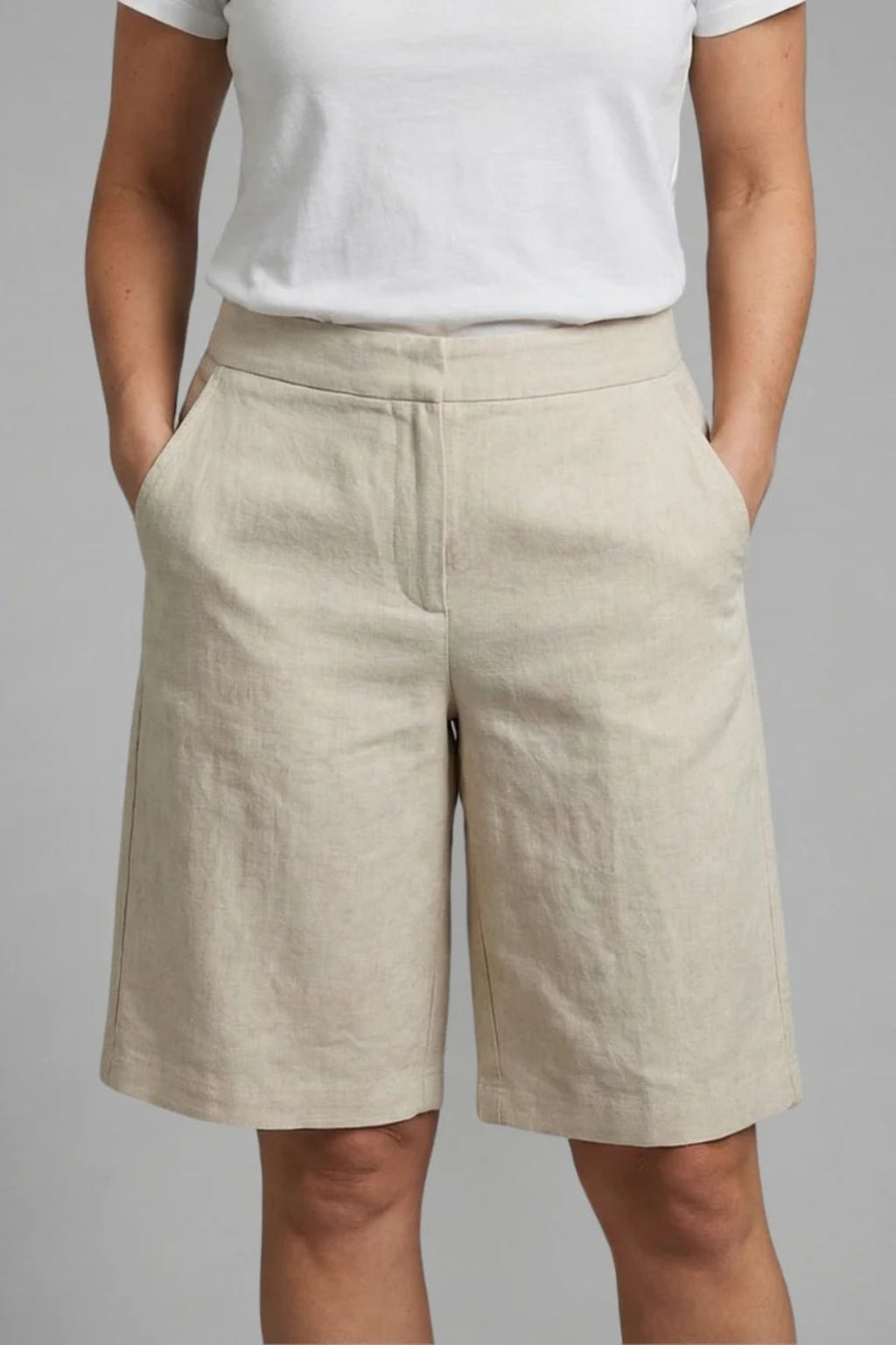 High-waisted shorts with elastic waistband and side pockets.