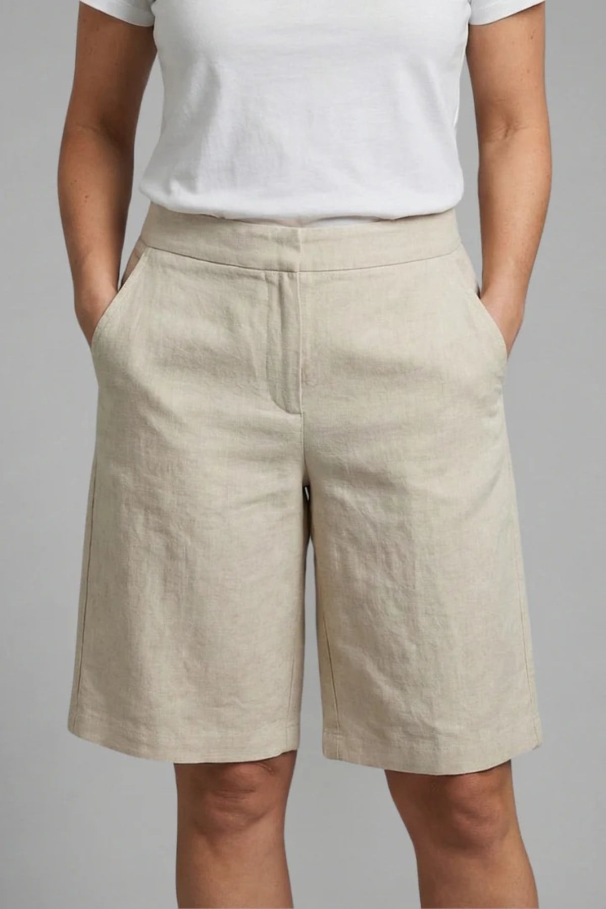 High-waisted shorts with elastic waistband and side pockets.