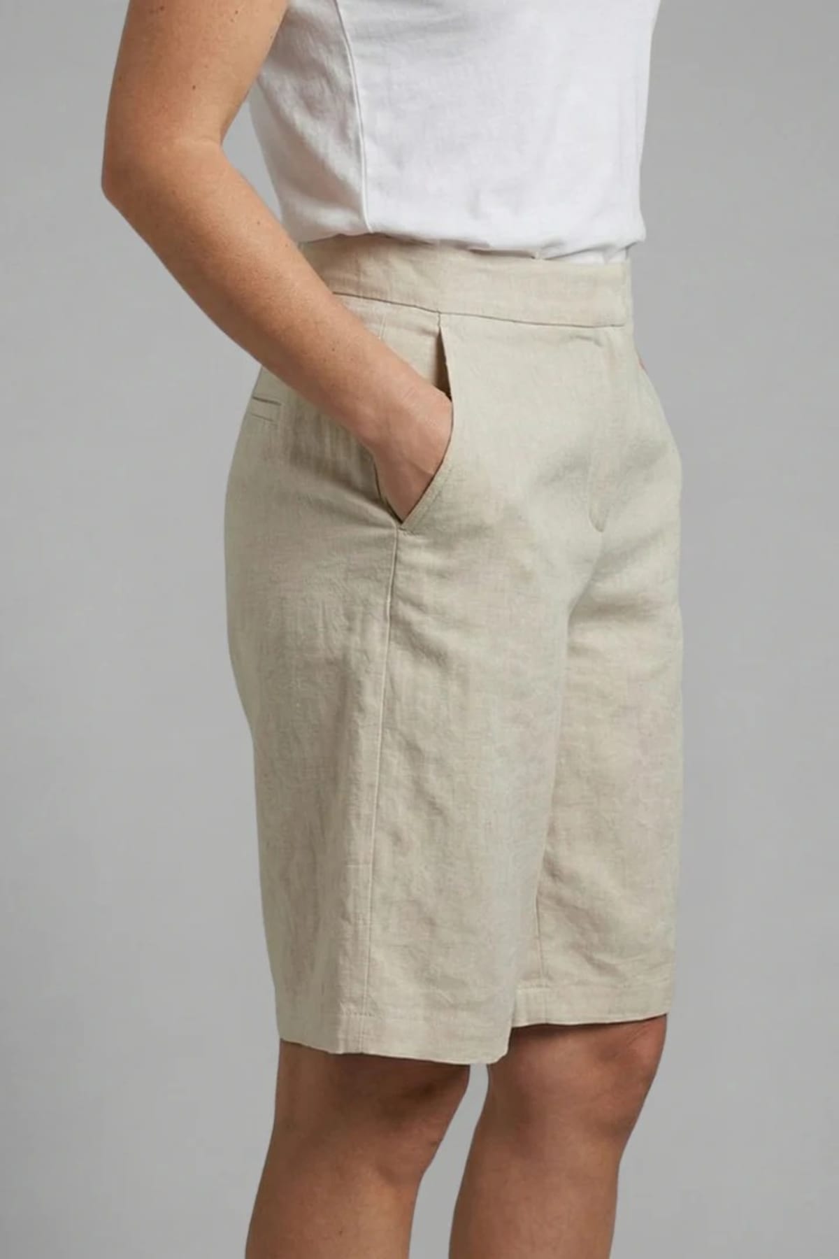 High-waisted shorts with elastic waistband and side pockets.