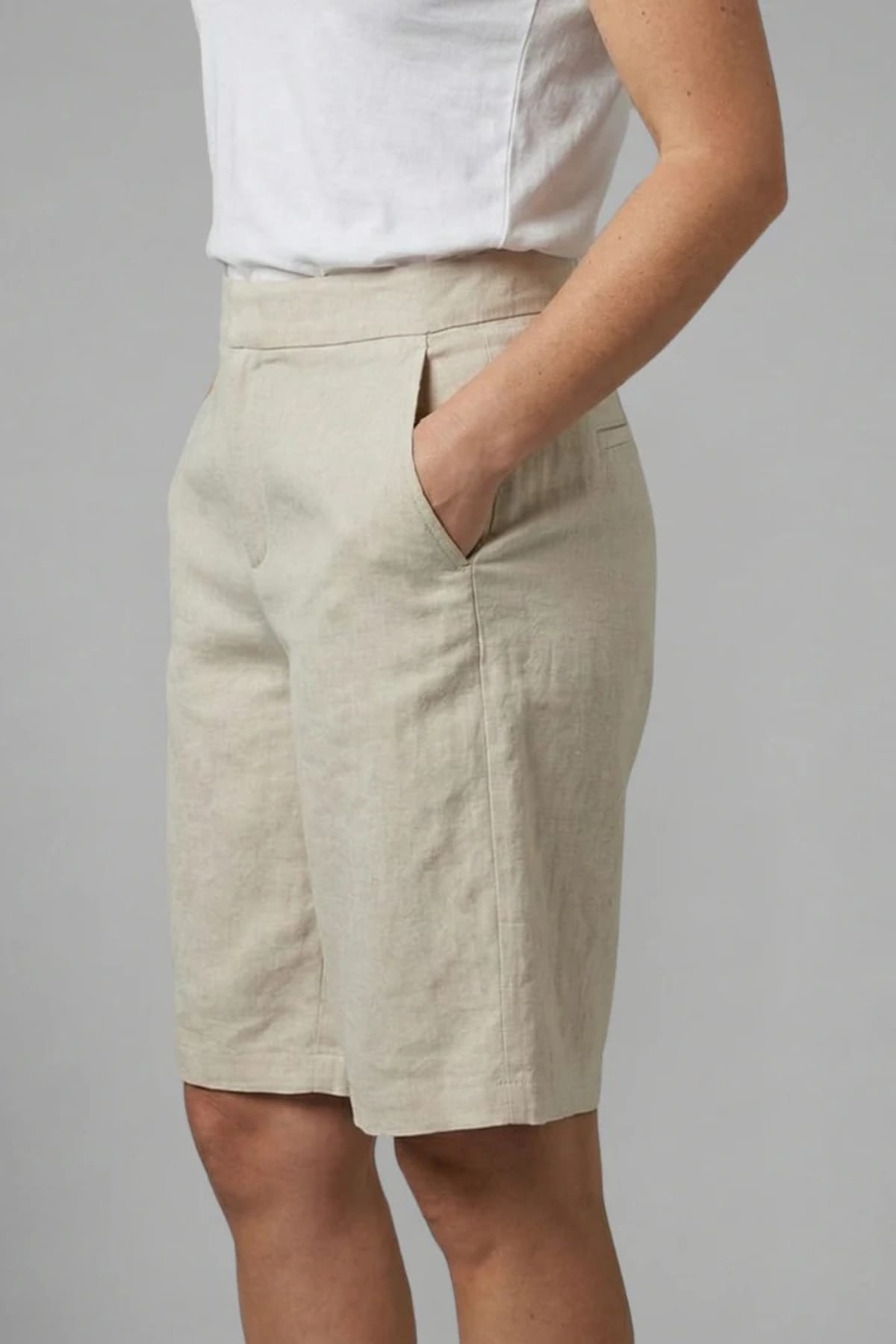 High-waisted shorts with elastic waistband and side pockets.