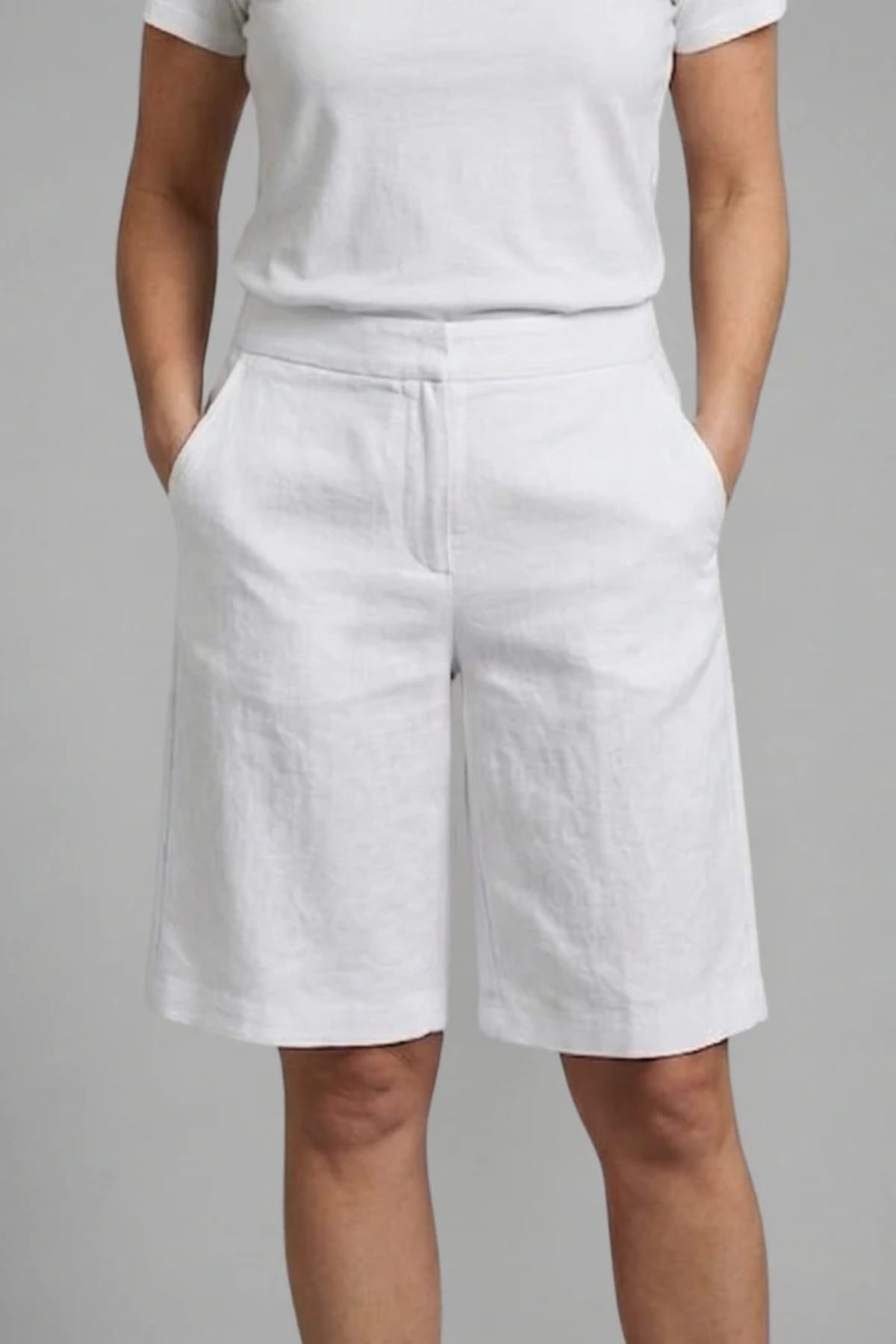 High-waisted shorts with elastic waistband and side pockets.