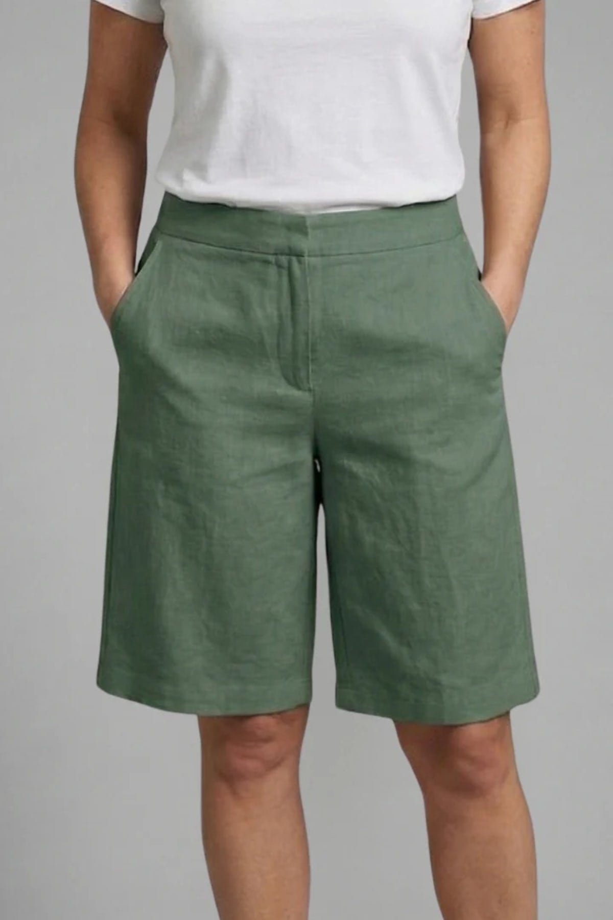 High-waisted shorts with elastic waistband and side pockets.