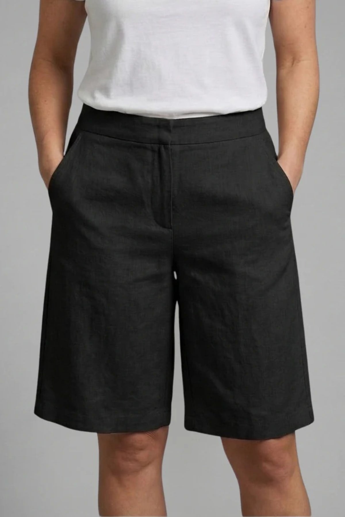 High-waisted shorts with elastic waistband and side pockets.