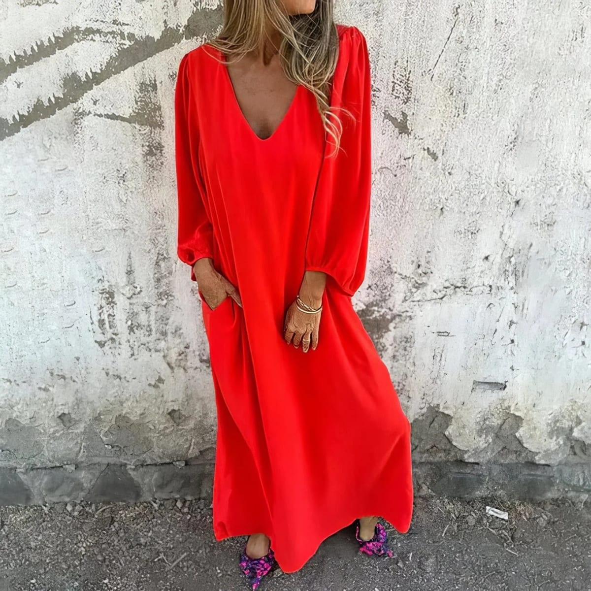 Flowing maxi dress with side slit and pockets.