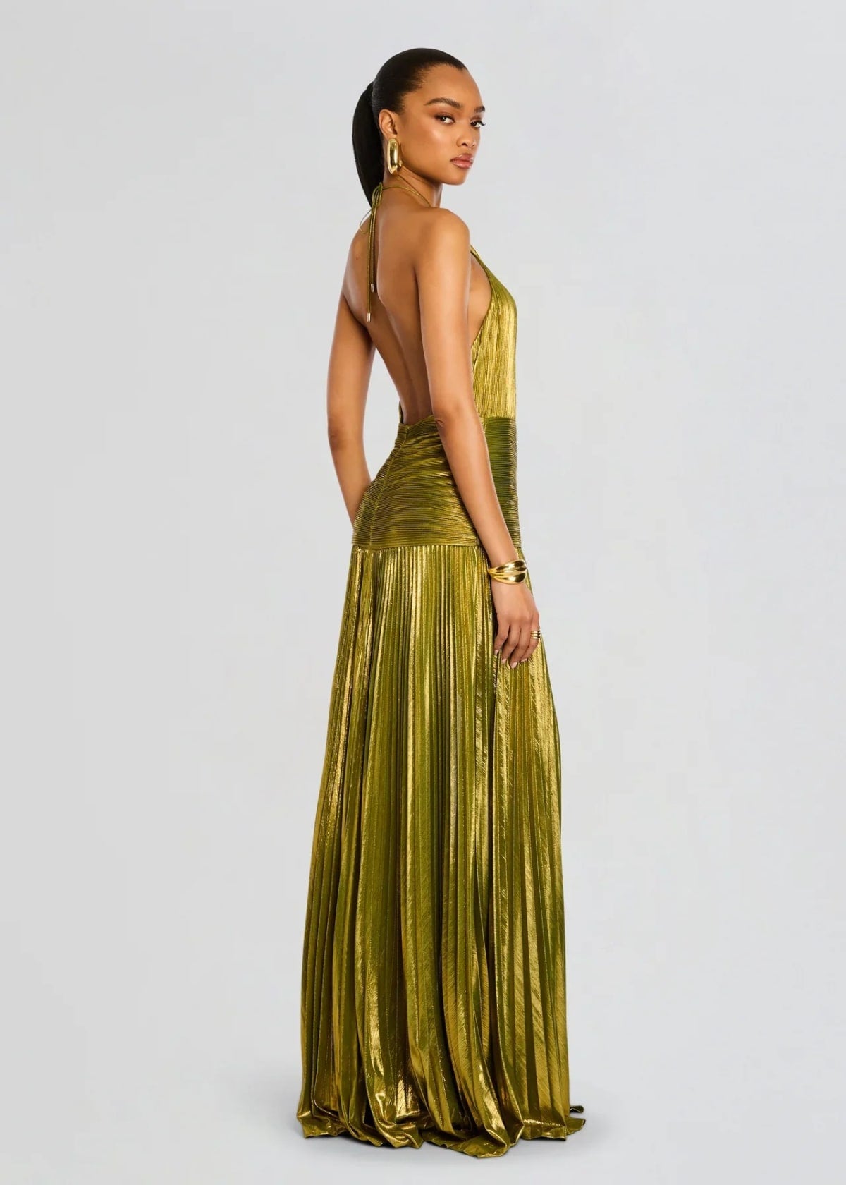 Long dress with sensual cut and luxurious finish, ideal for formal events.