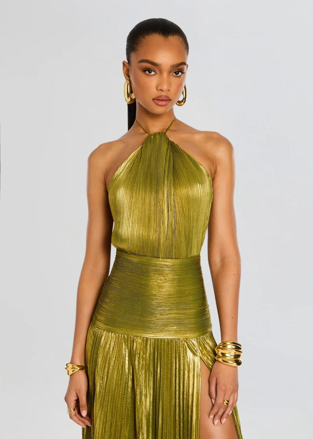 Long dress with sensual cut and luxurious finish, ideal for formal events.