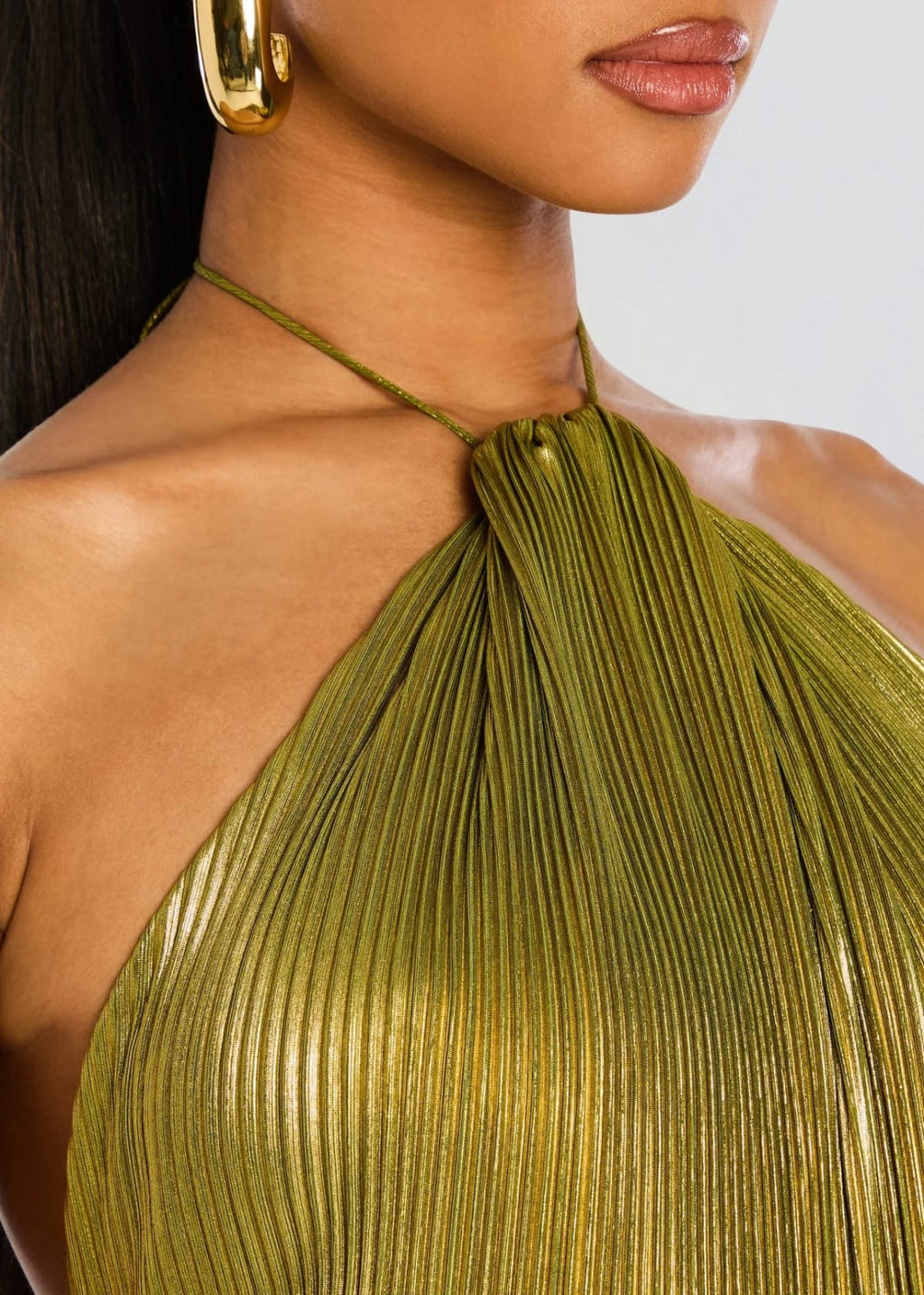 Long dress with sensual cut and luxurious finish, ideal for formal events.