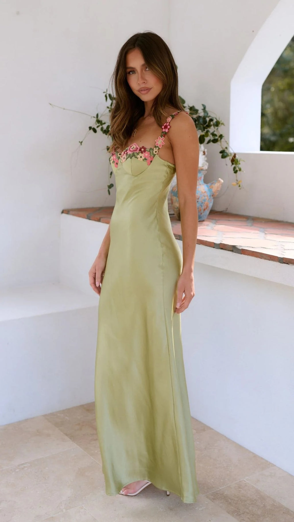 Women's embellished evening dress with embroidery and sleek fit
