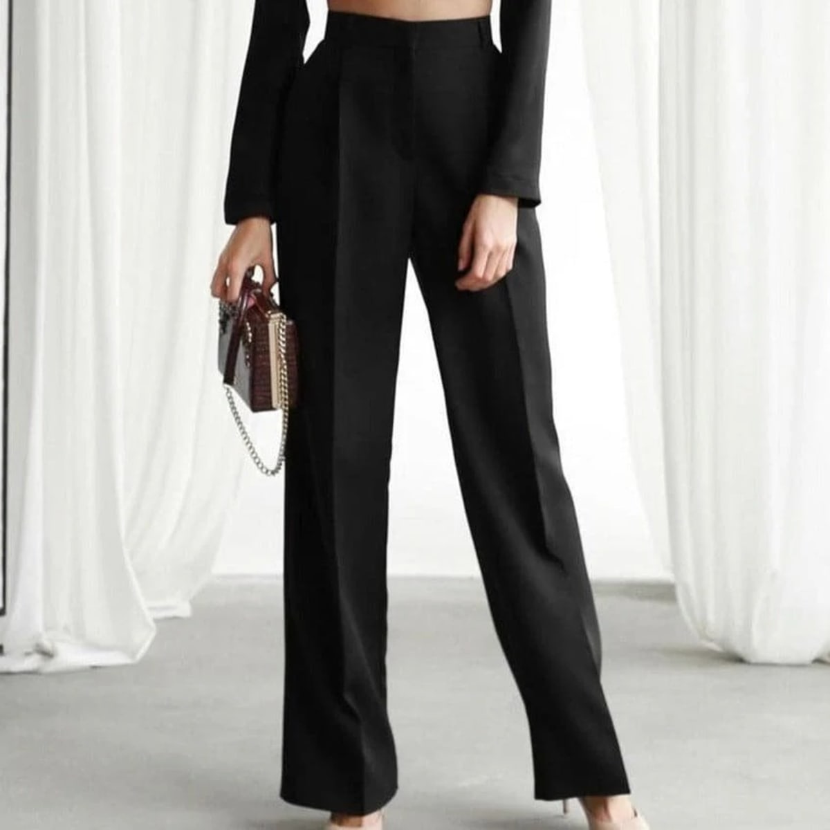 Women's high-waisted wide-leg pants with pleated details.