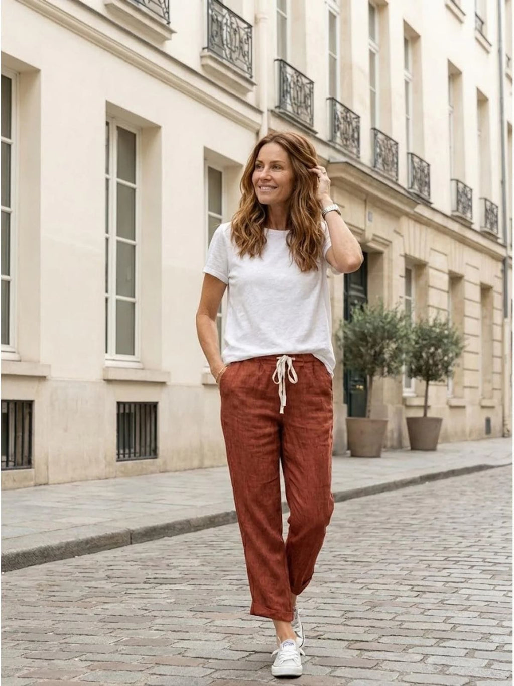 Women's straight-leg pants with drawstring and cuffed hem in a relaxed fit.