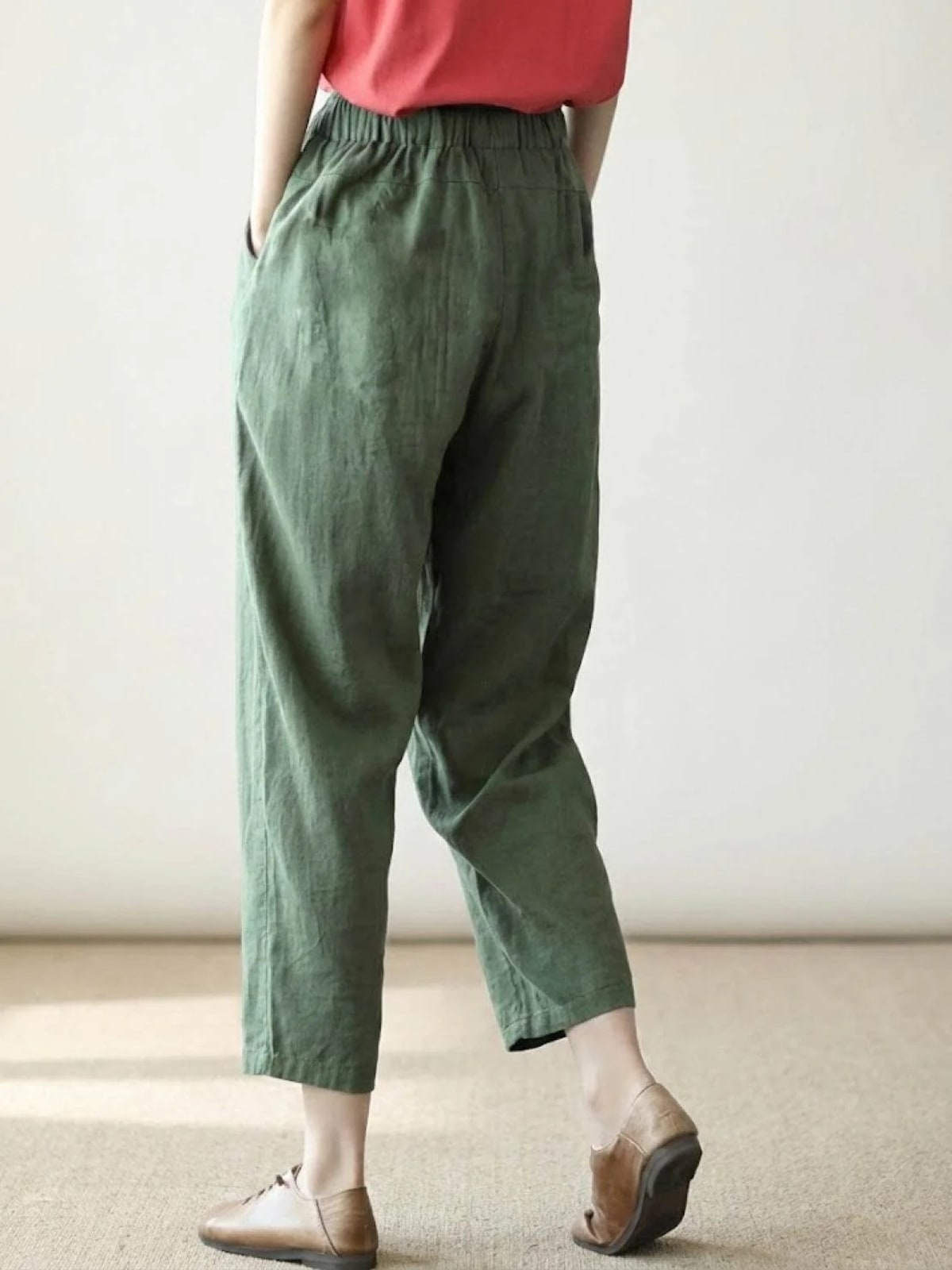 Women's straight-leg pants with drawstring and cuffed hem in a relaxed fit.