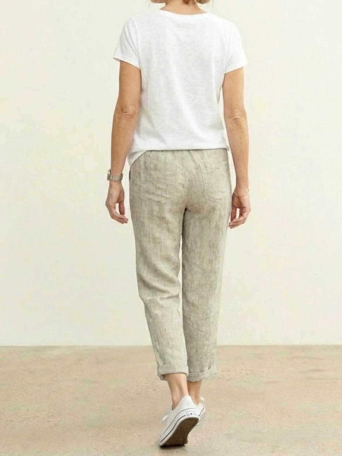 Women's straight-leg pants with drawstring and cuffed hem in a relaxed fit.