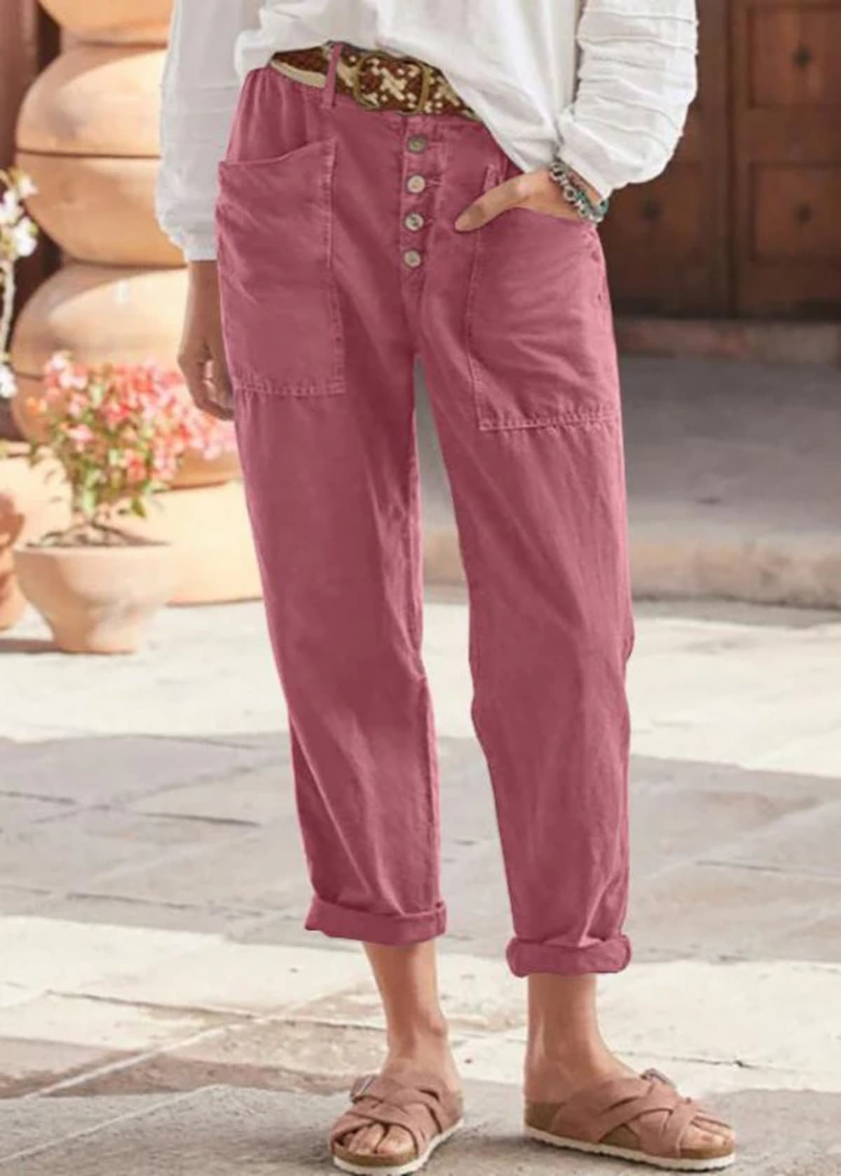 High-waisted pleated trousers with a relaxed fit.