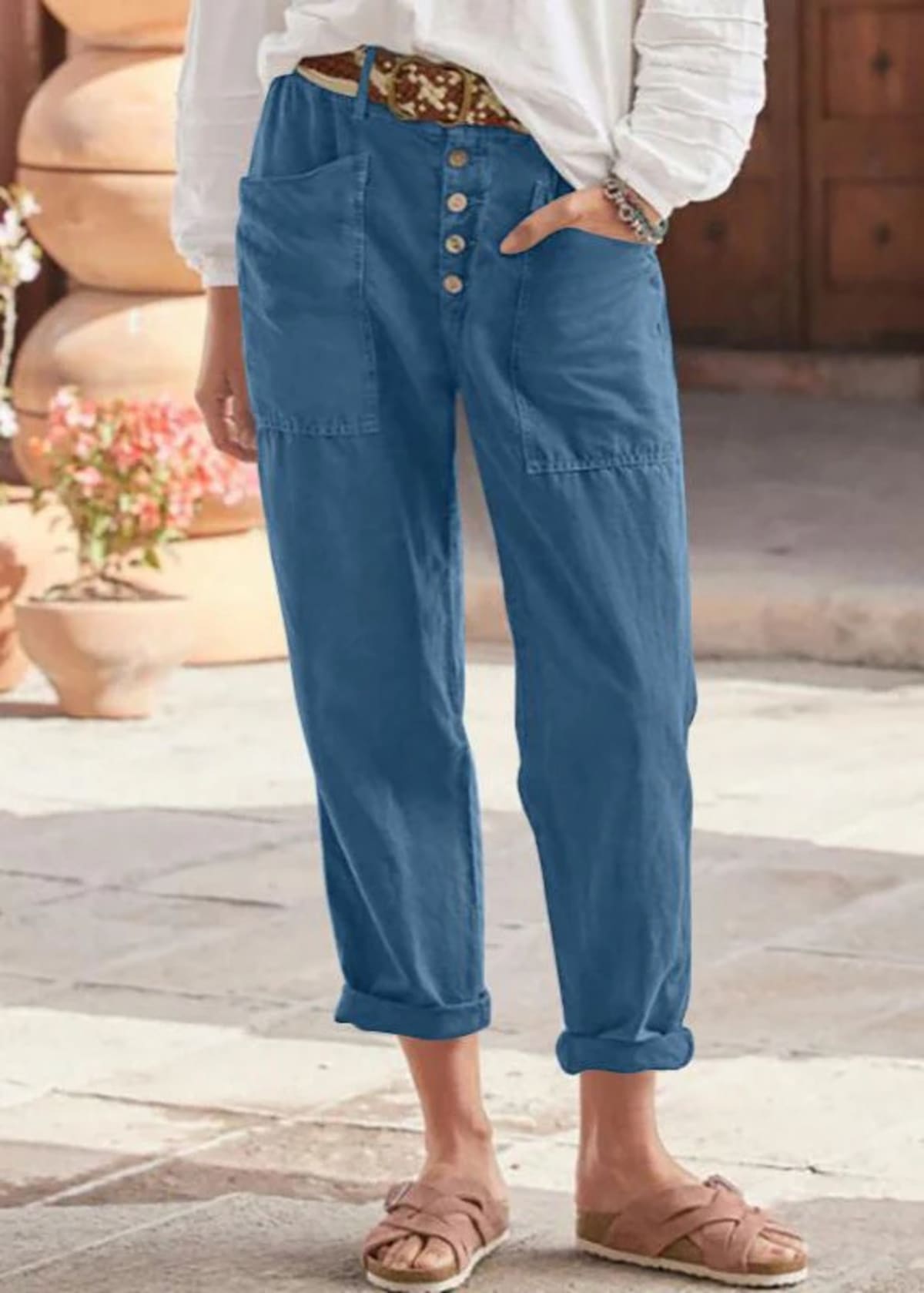 High-waisted pleated trousers with a relaxed fit.