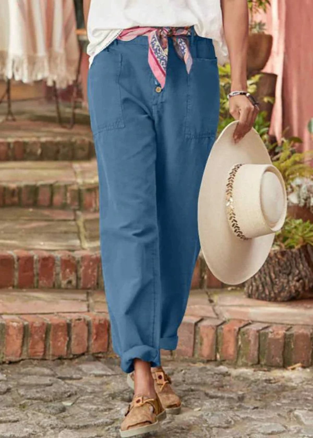 High-waisted pleated trousers with a relaxed fit.