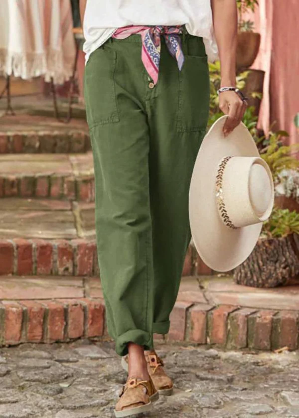 High-waisted pleated trousers with a relaxed fit.