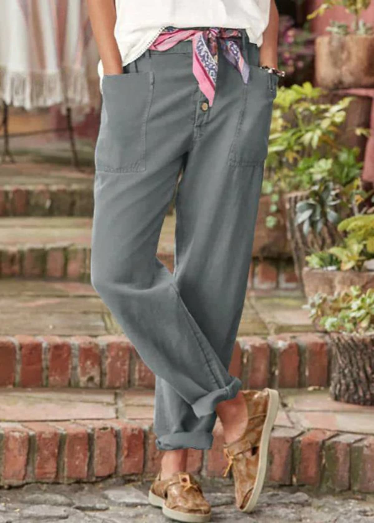 High-waisted pleated trousers with a relaxed fit.