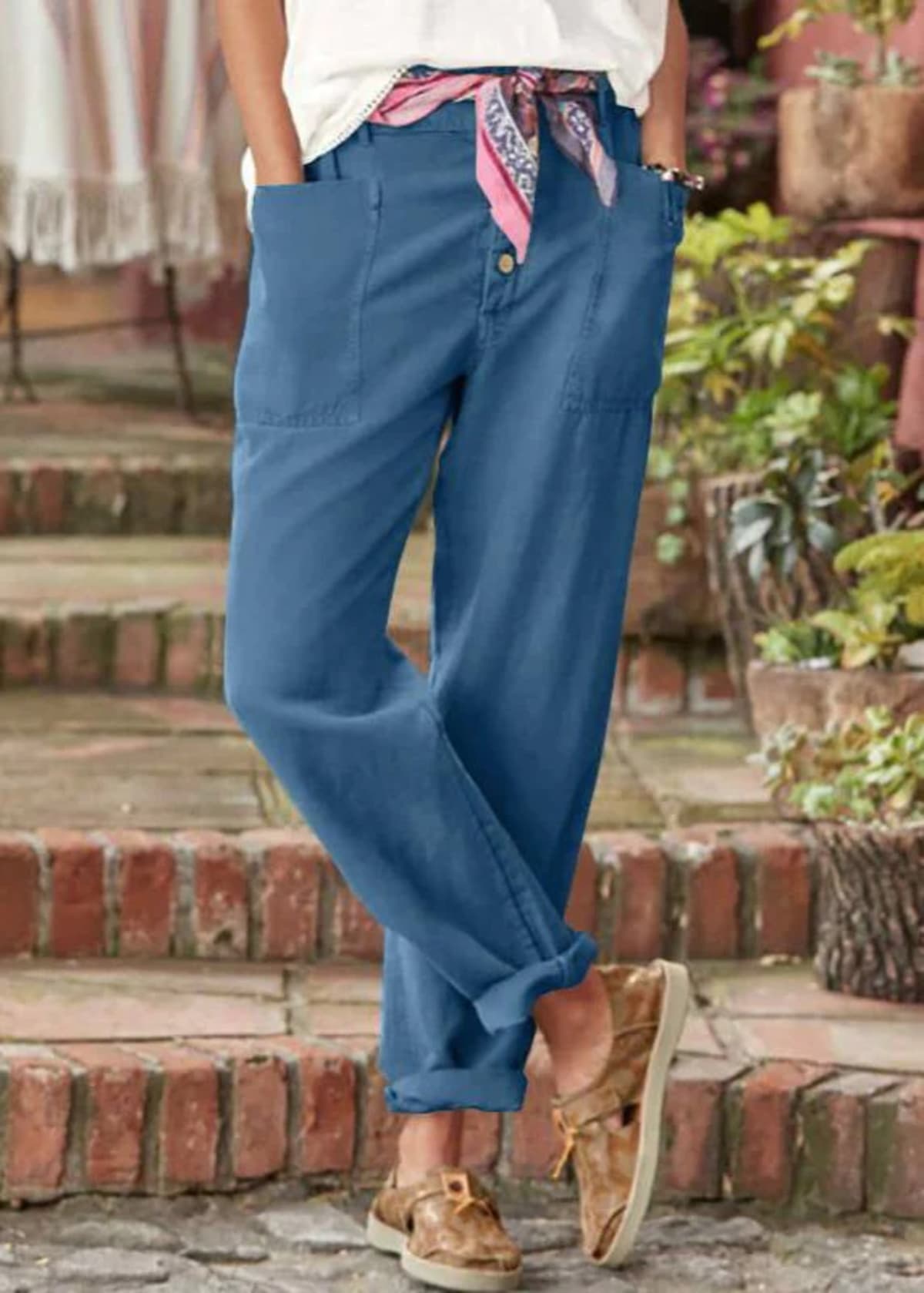 High-waisted pleated trousers with a relaxed fit.