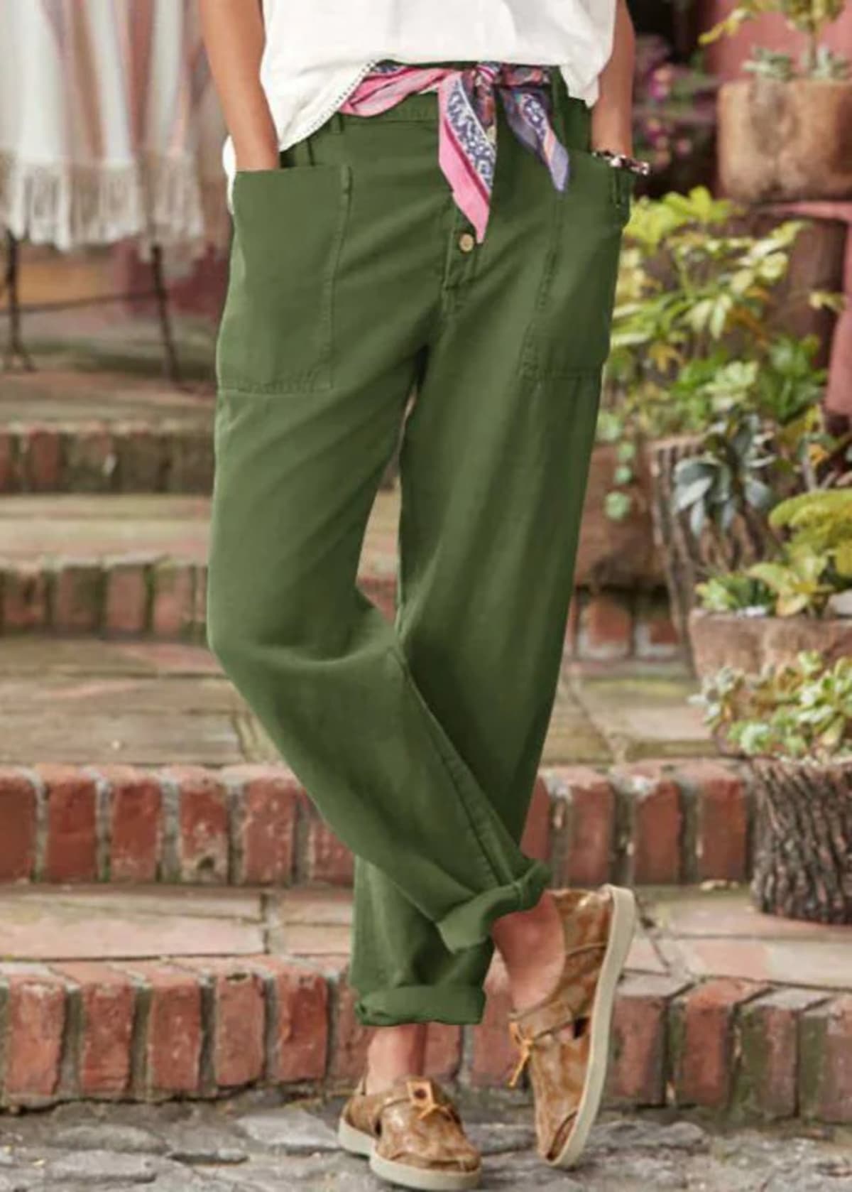High-waisted pleated trousers with a relaxed fit.