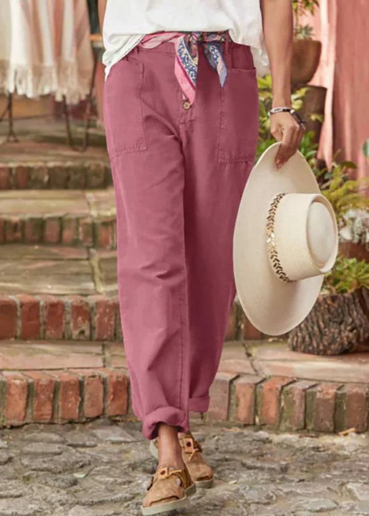 High-waisted pleated trousers with a relaxed fit.