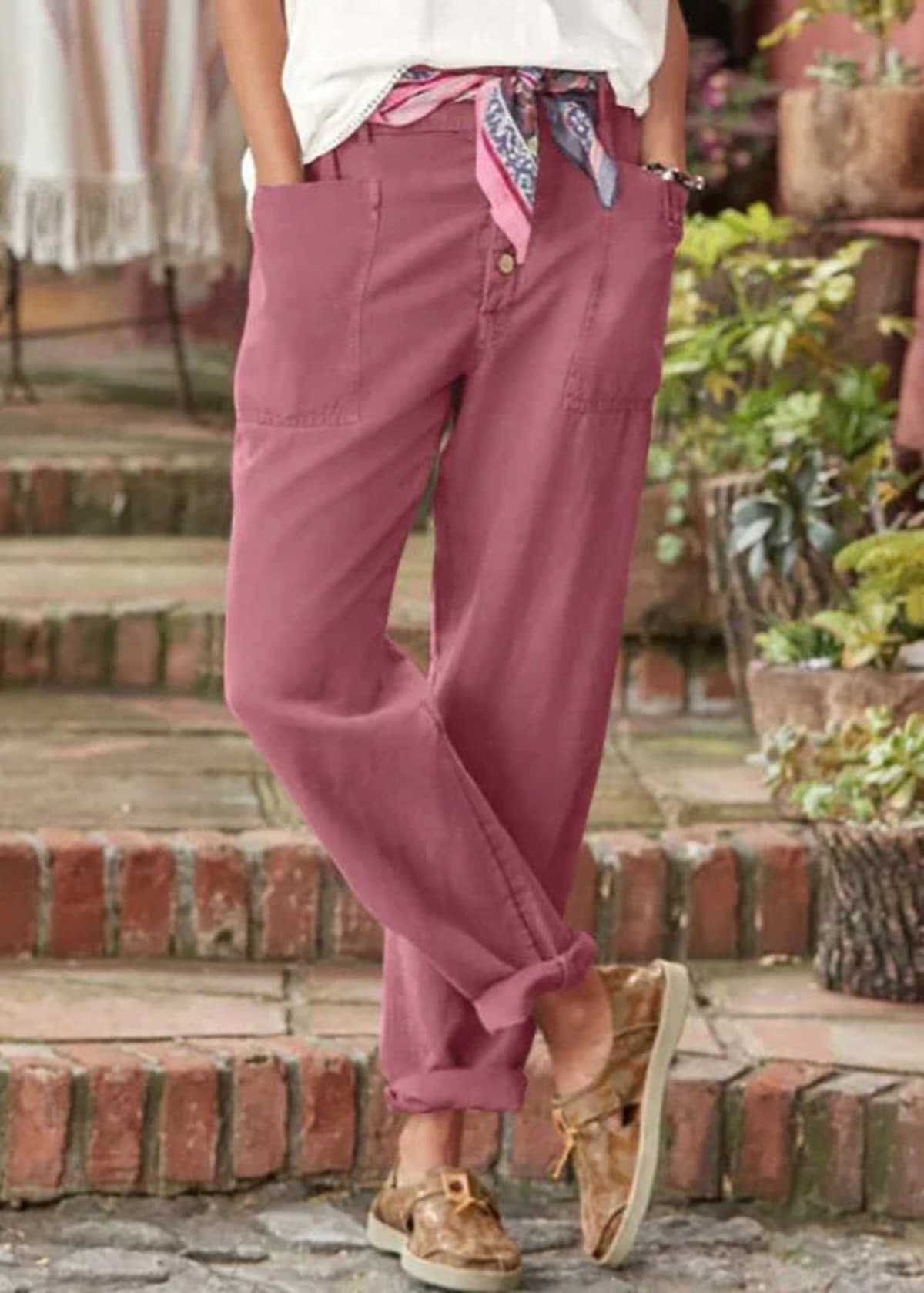 High-waisted pleated trousers with a relaxed fit.