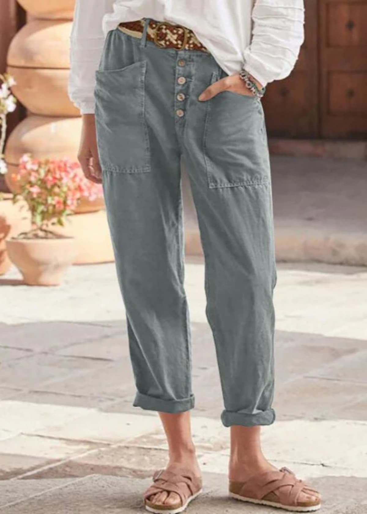 High-waisted pleated trousers with a relaxed fit.