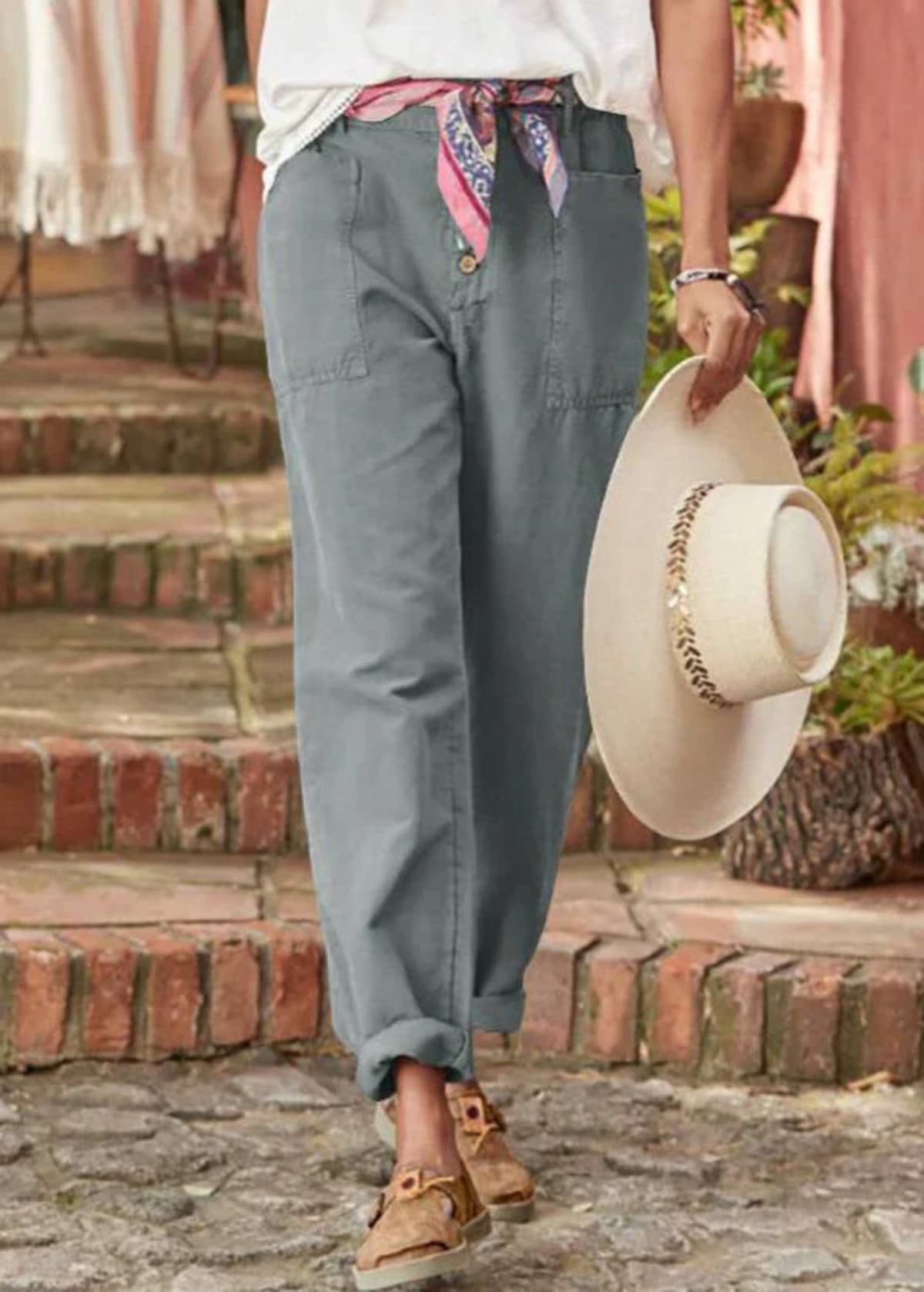 High-waisted pleated trousers with a relaxed fit.