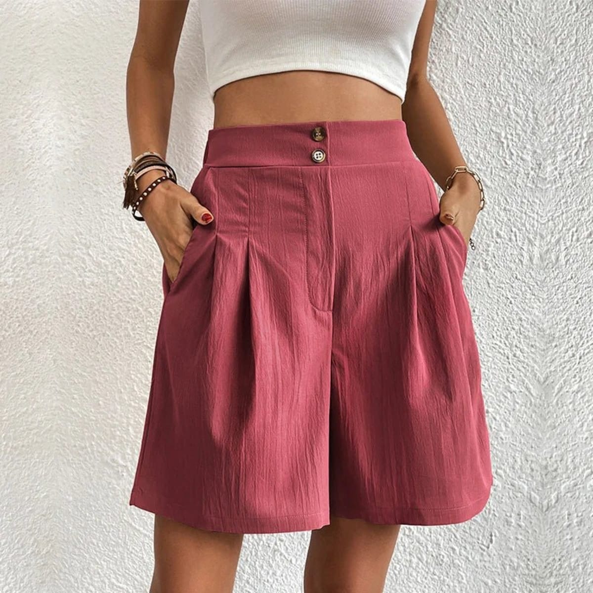 High-waisted wide-leg shorts with pleats and buttons