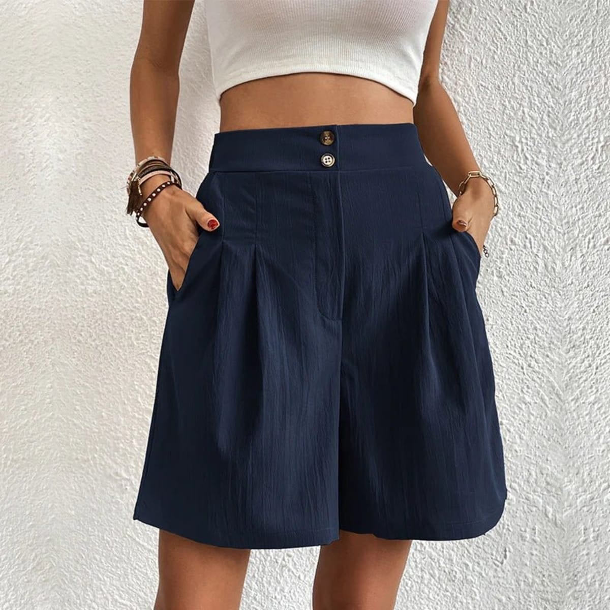 High-waisted wide-leg shorts with pleats and buttons
