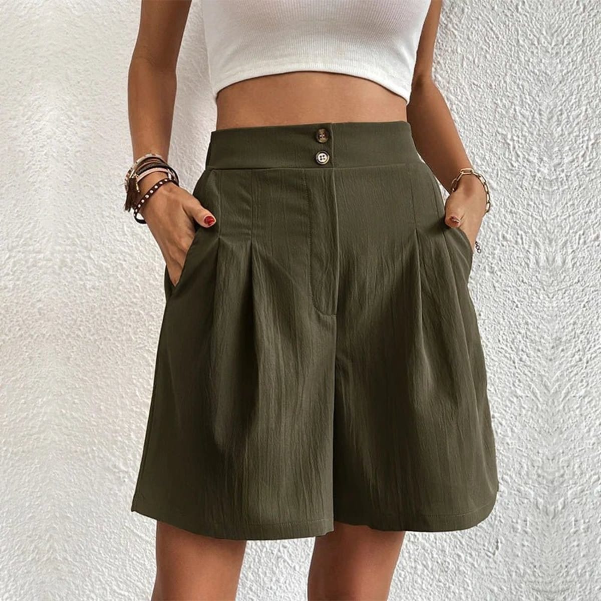 High-waisted wide-leg shorts with pleats and buttons