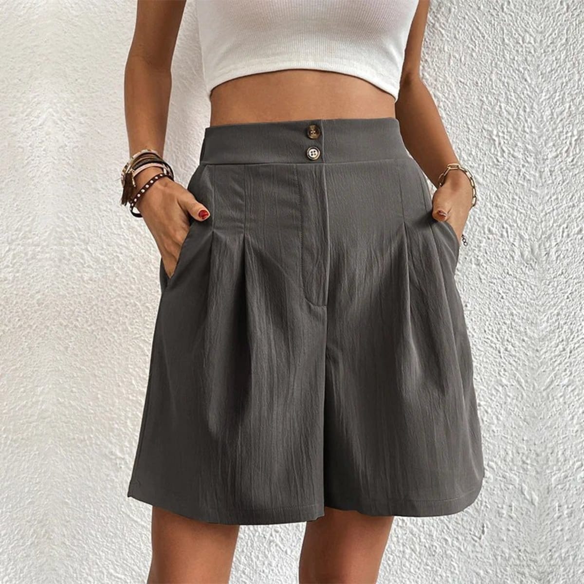 High-waisted wide-leg shorts with pleats and buttons