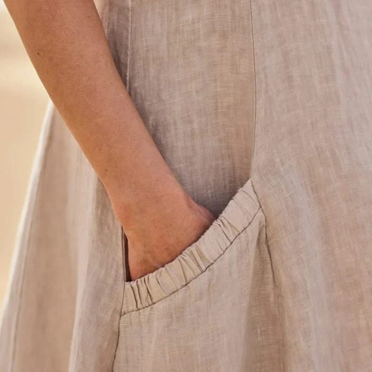Mid-length dress with relaxed fit and flattering silhouette.