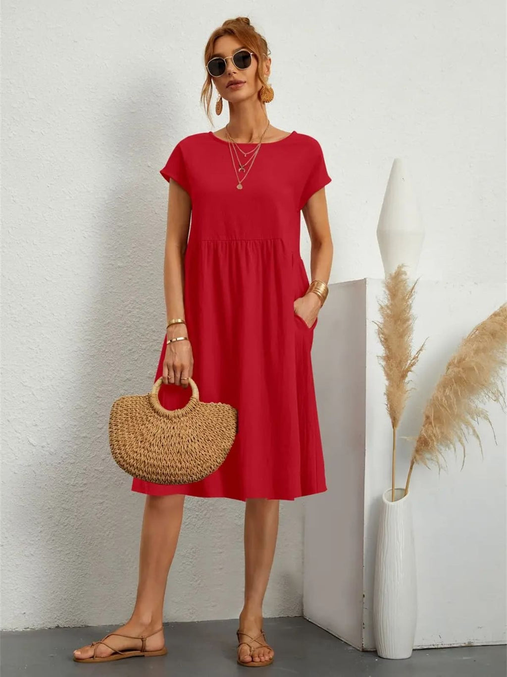 Casual dress with side pockets, relaxed fit.