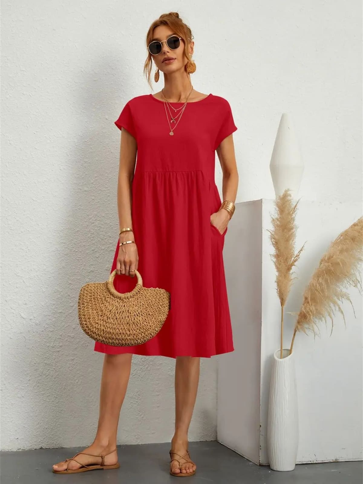 Casual dress with side pockets, relaxed fit.