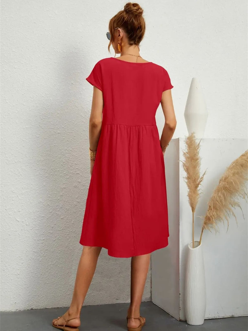 Casual dress with side pockets, relaxed fit.