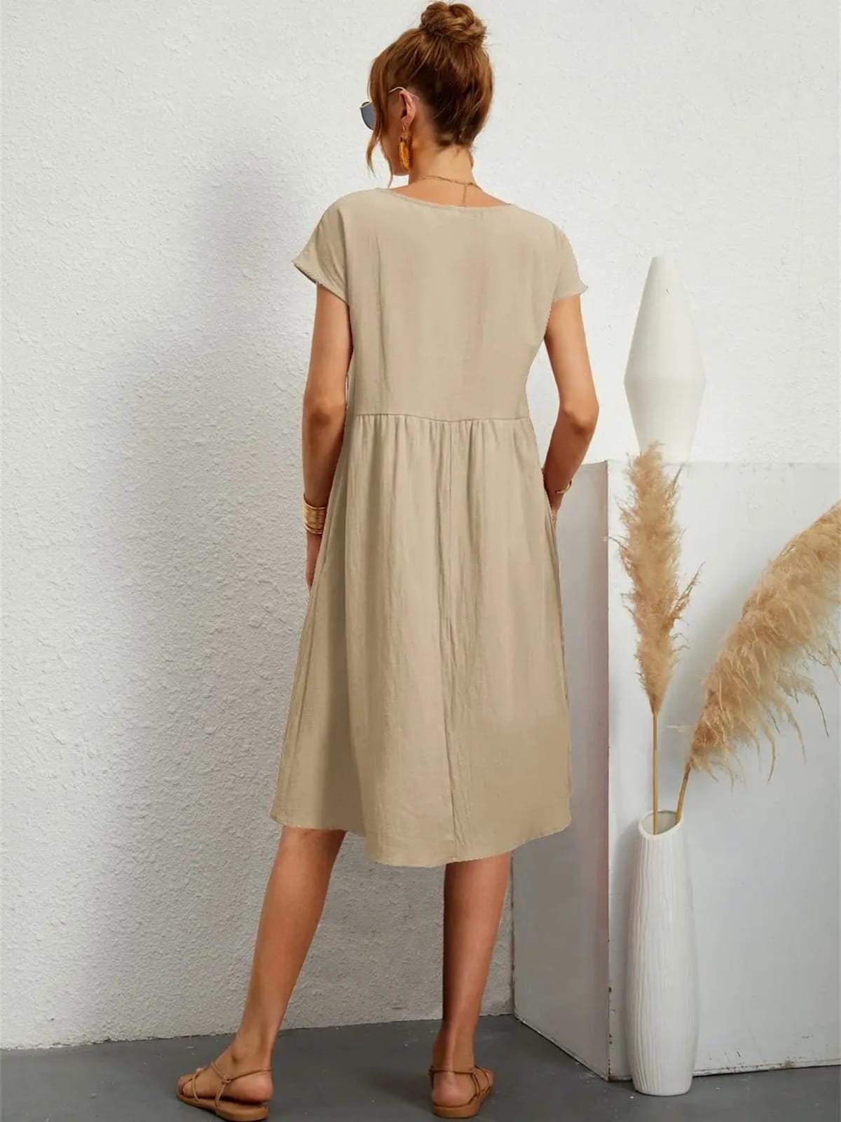 Casual dress with side pockets, relaxed fit.