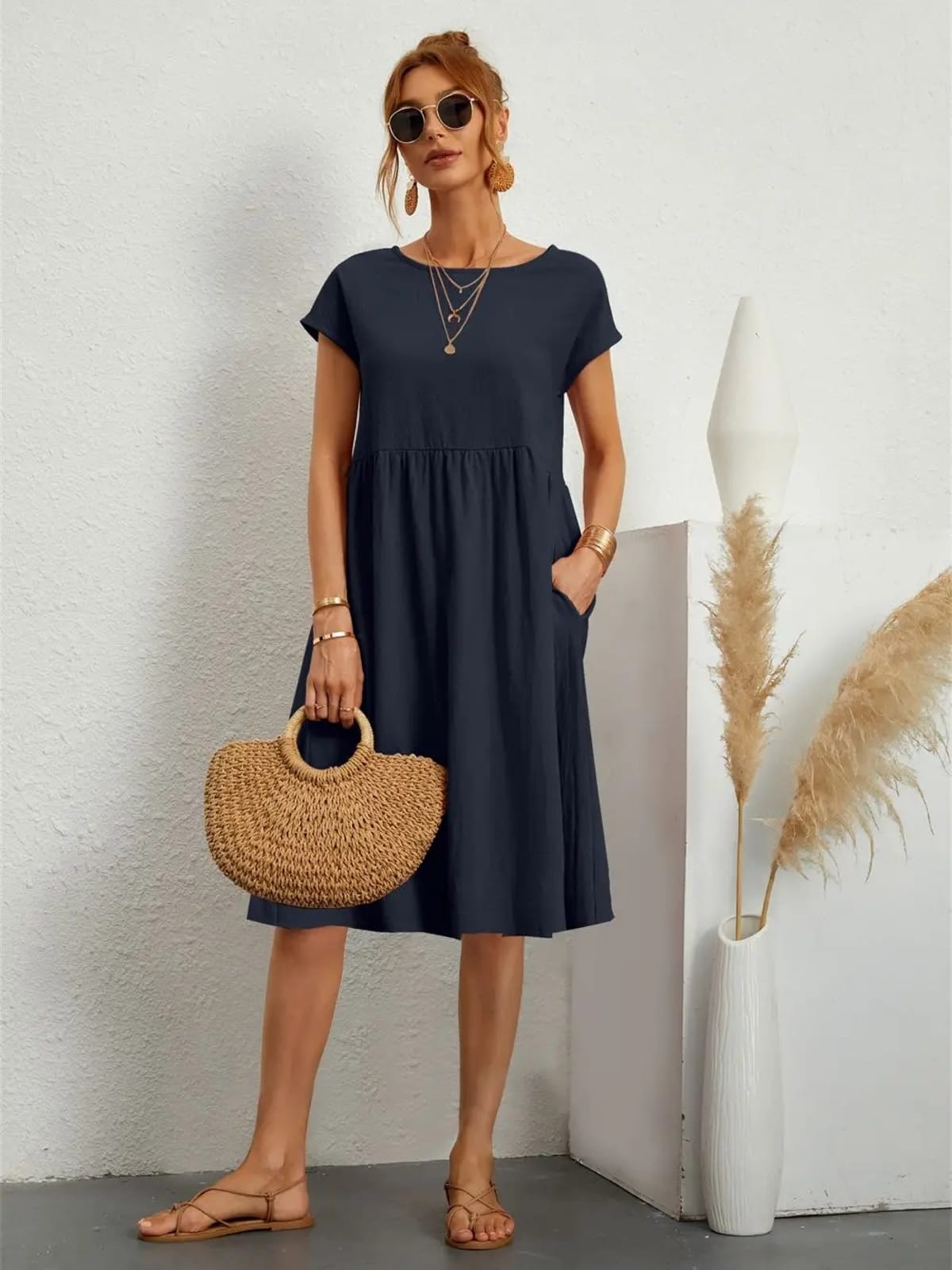 Casual dress with side pockets, relaxed fit.