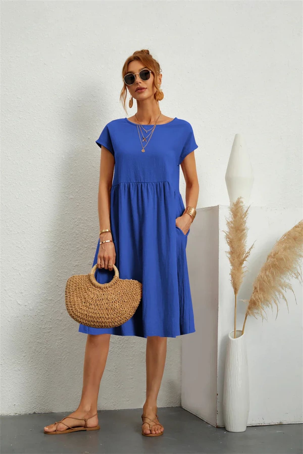 Casual dress with side pockets, relaxed fit.
