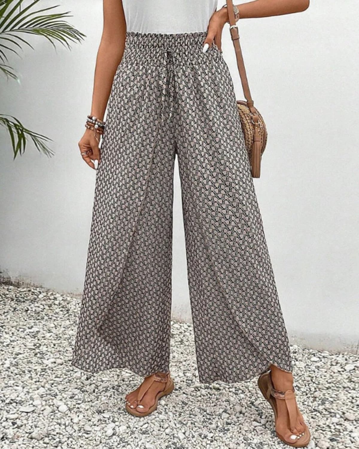 Women's wide-leg trousers with geometric print in a relaxed fit.