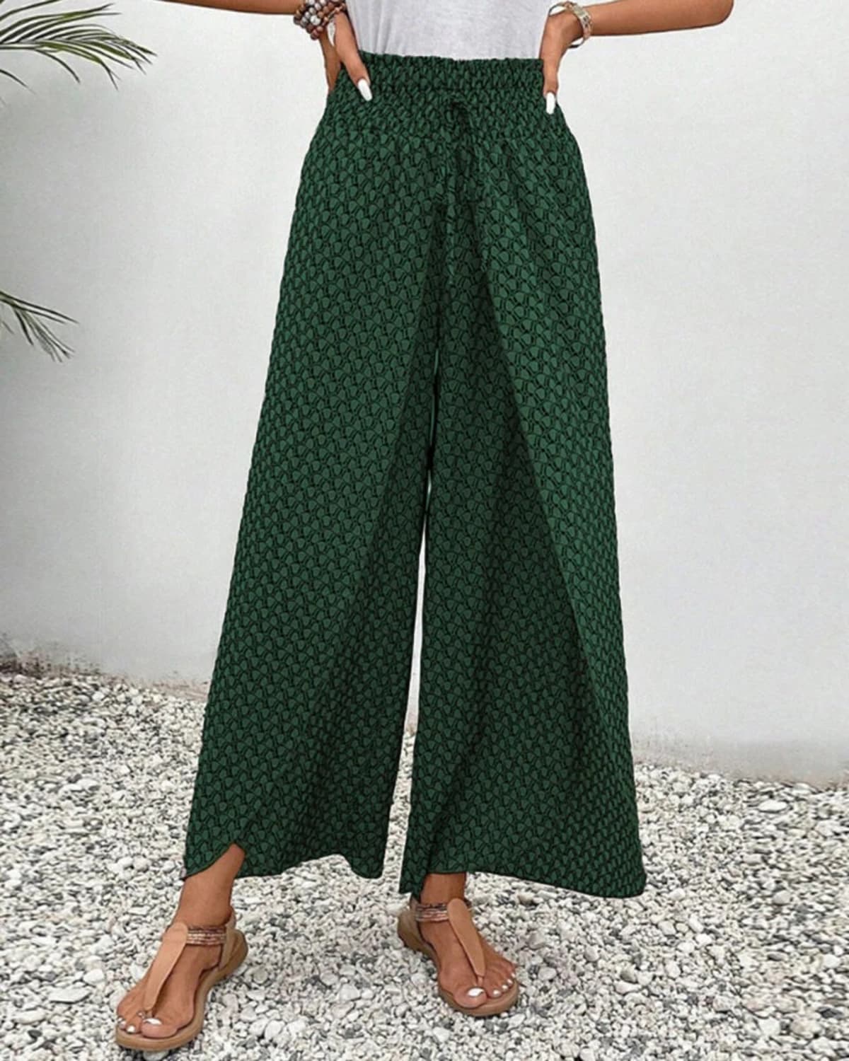 Women's wide-leg trousers with geometric print in a relaxed fit.