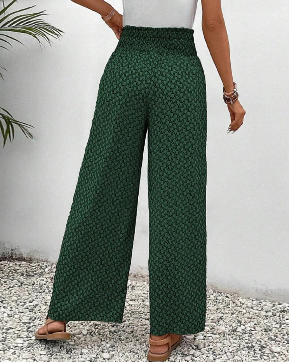 Women's wide-leg trousers with geometric print in a relaxed fit.