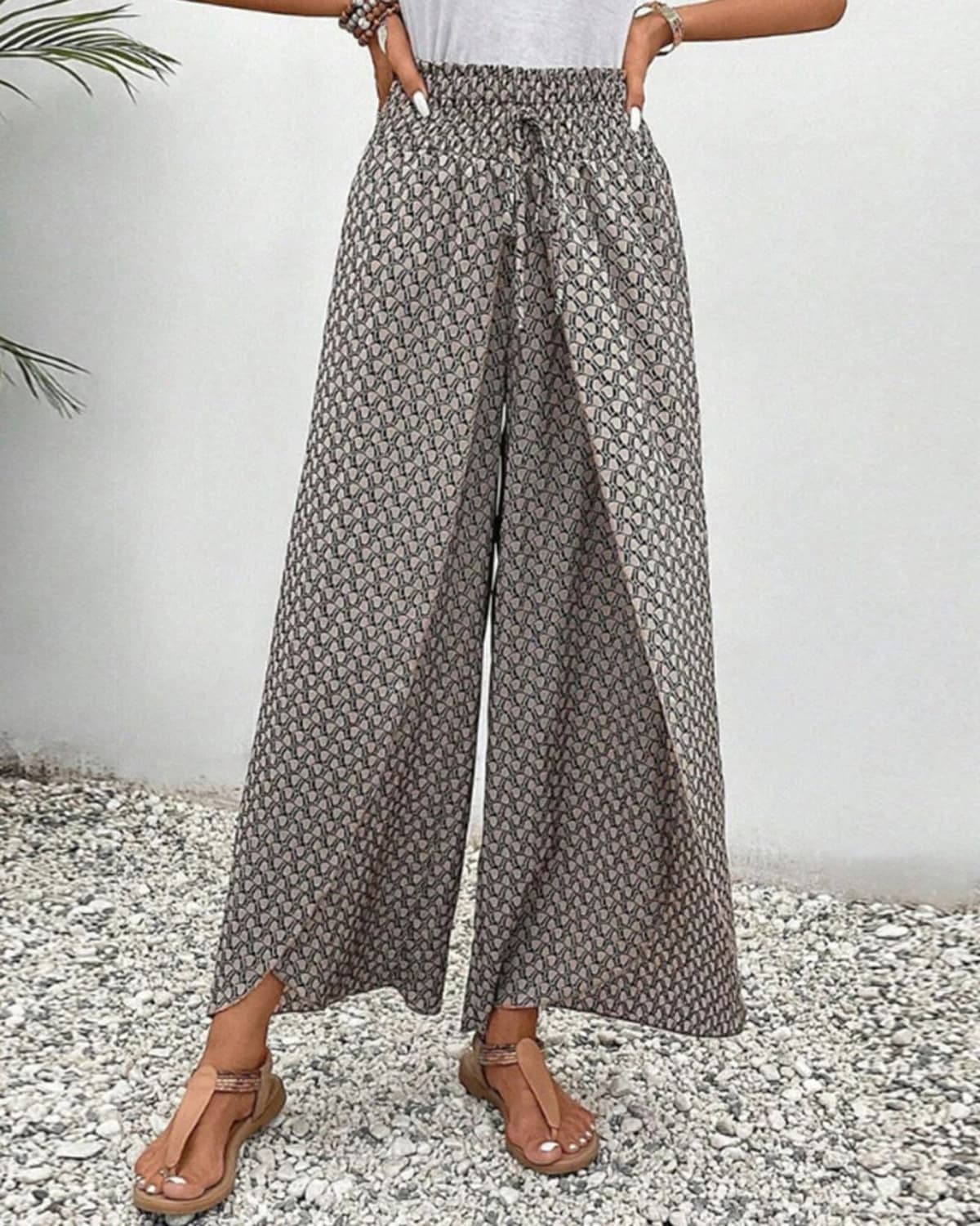 Women's wide-leg trousers with geometric print in a relaxed fit.