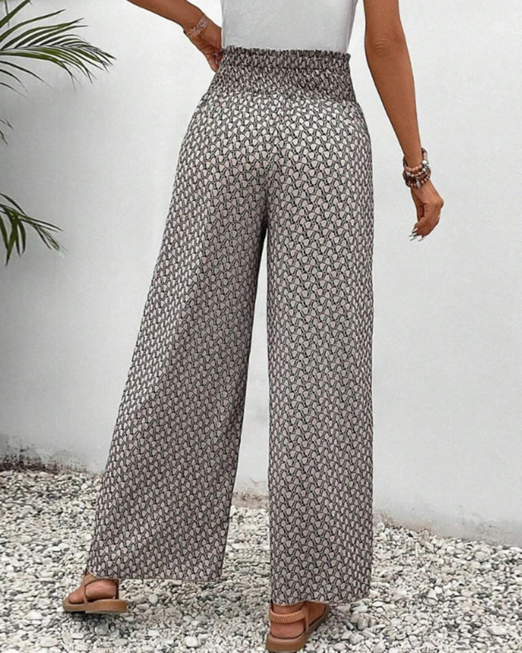 Women's wide-leg trousers with geometric print in a relaxed fit.