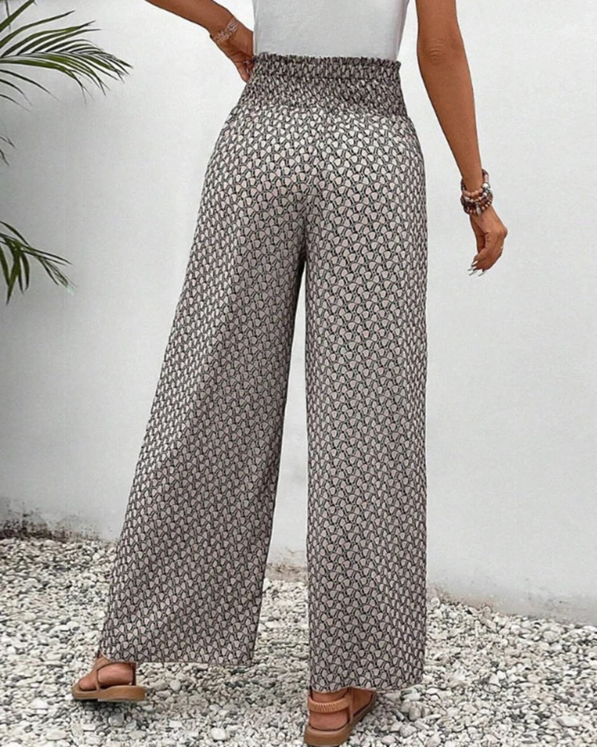 Women's wide-leg trousers with geometric print in a relaxed fit.