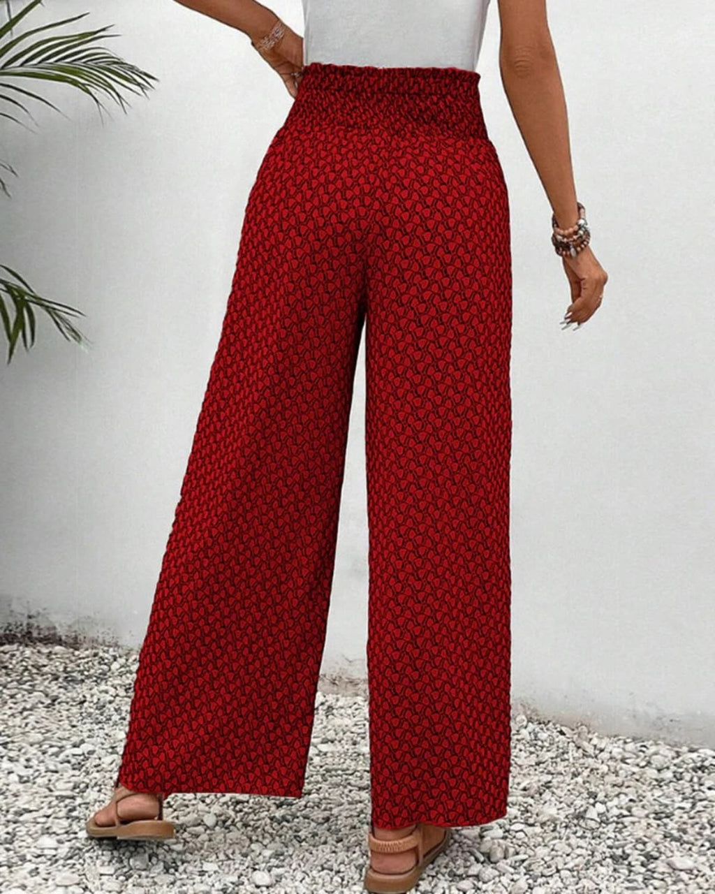 Women's wide-leg trousers with geometric print in a relaxed fit.