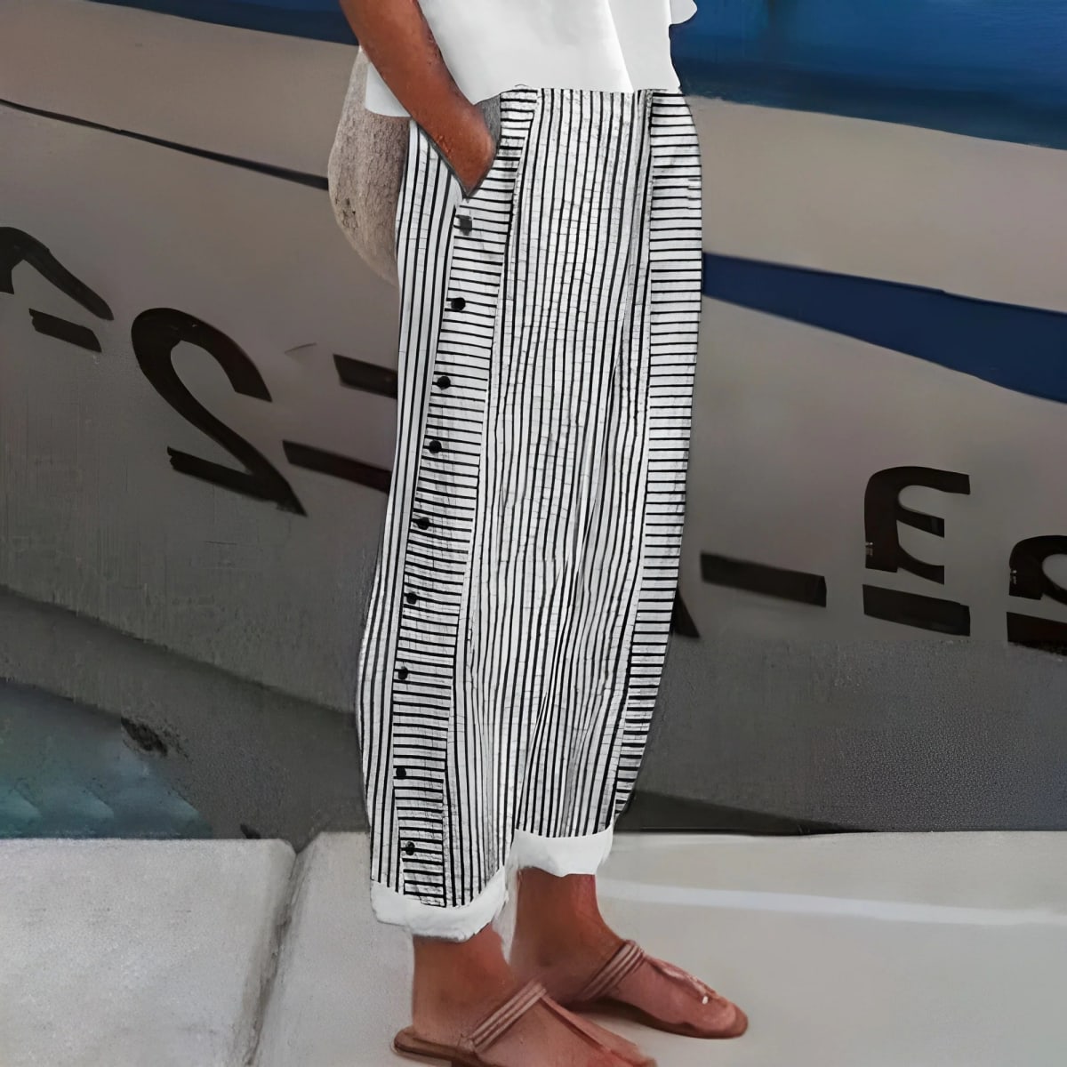 Straight-leg pants with elastic waistband and side pockets for women.