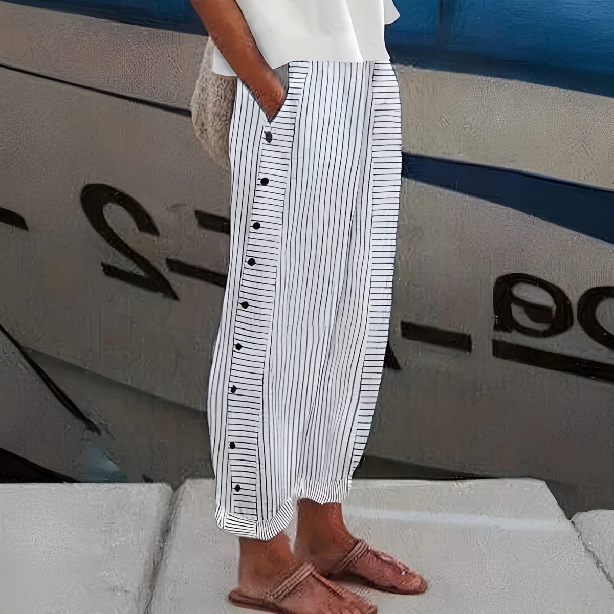 Straight-leg pants with elastic waistband and side pockets for women.