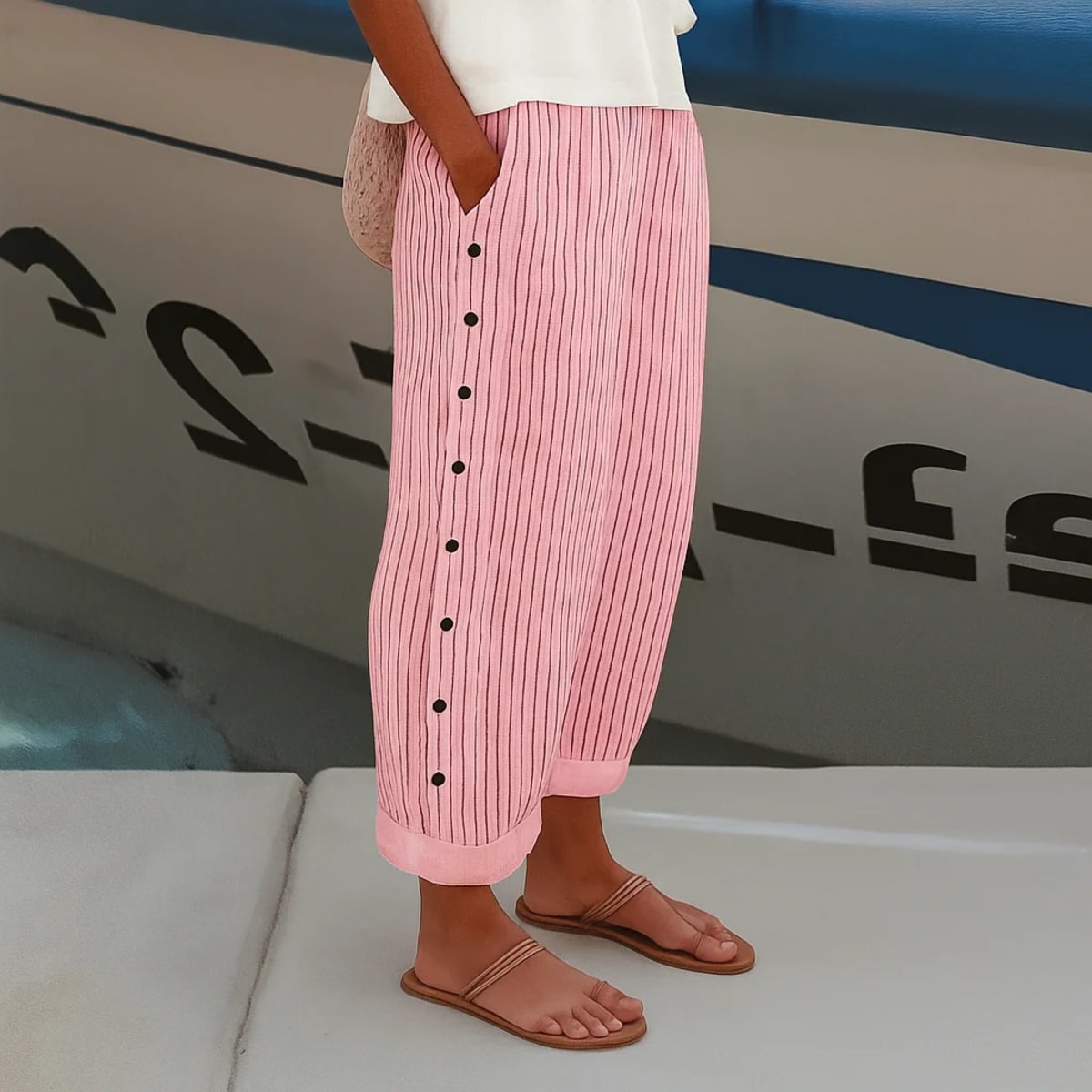 Straight-leg pants with elastic waistband and side pockets for women.